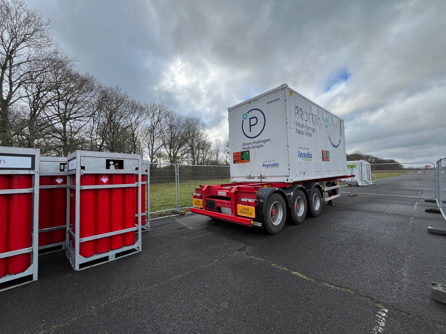 MCP (Mobile Catenary Platform) and tube trailer for green hydrogen transport and storage solution.
