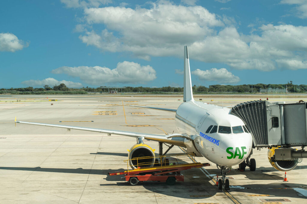 Commercial,aircraft,at,airport,with,saf,text,and,zero,emissions